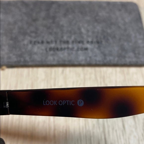 Classic Tortoise Shell Sunglasses - Picture 3 of 3